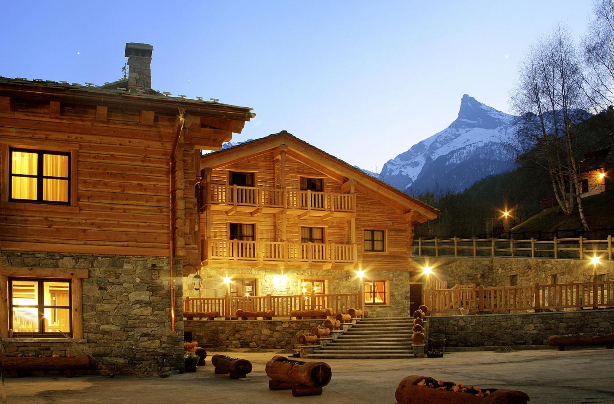 Silou Retreat Hotel Champdepraz Exterior photo